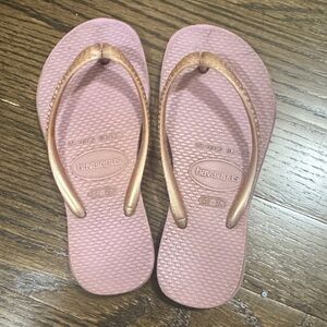 Havianas Women's light purple and flip flop- skinny strap